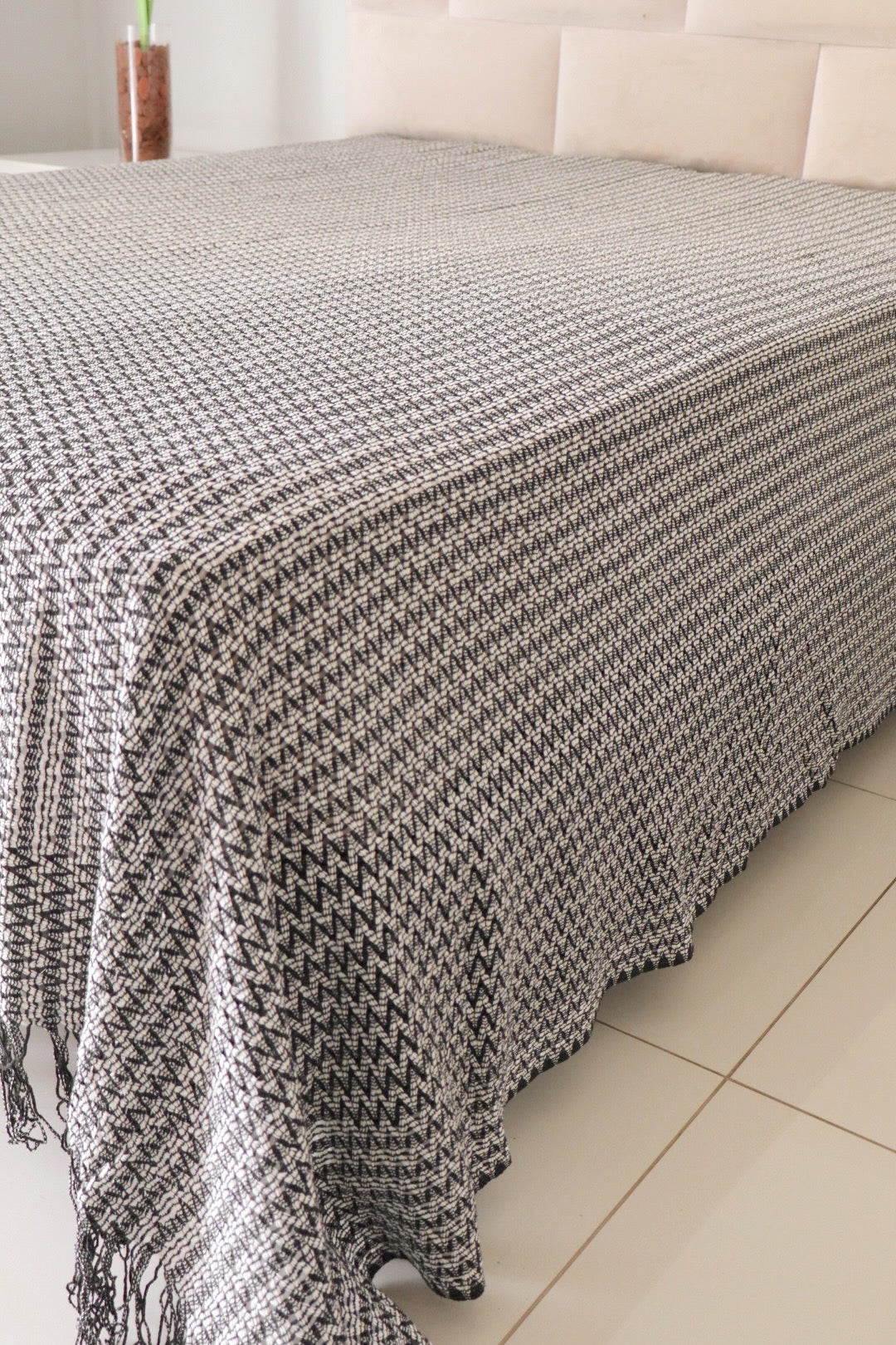 Colcha para Cama Queen em Renda Preta e Cru 2,30x2,90m