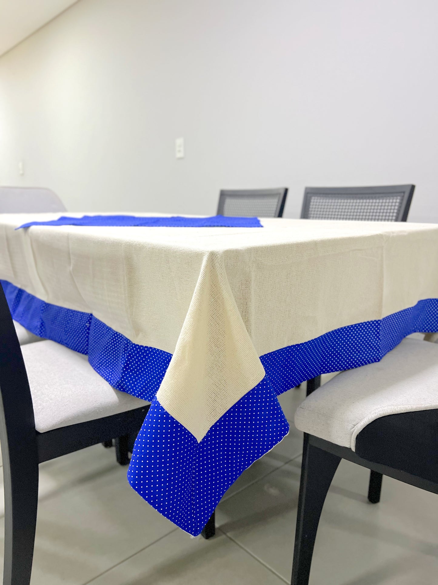 Toalha de Mesa com Barra de Tricoline Poá Azul com Composê 1,50x3,00m