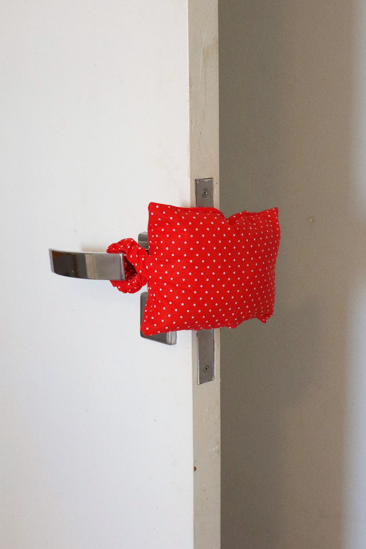 Protetor de Porta “Não Bate a Porta” Poá Vermelho