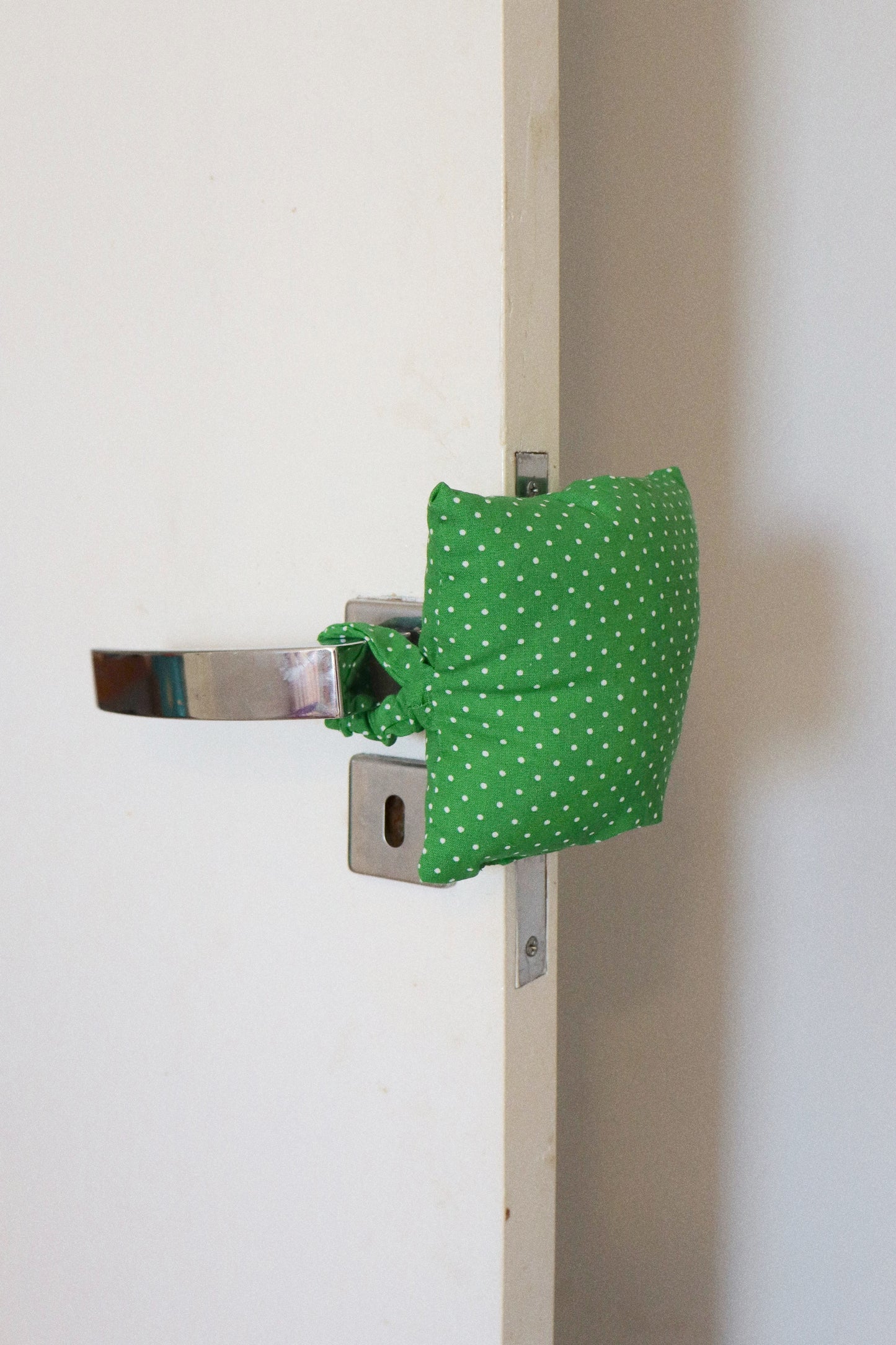 Protetor de Porta “Não Bate a Porta” Poá Verde