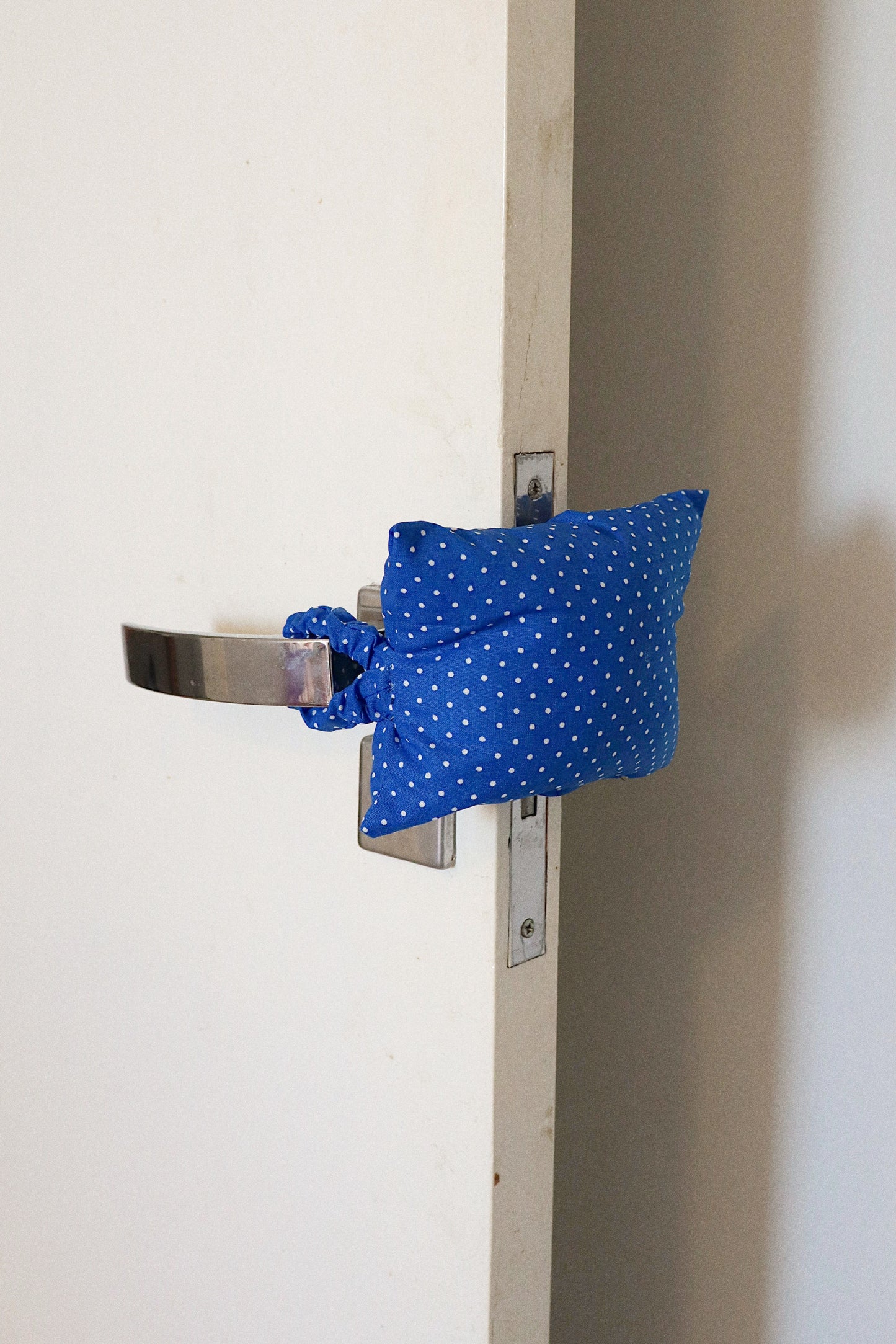 Protetor de Porta “Não Bate a Porta” Poá Azul