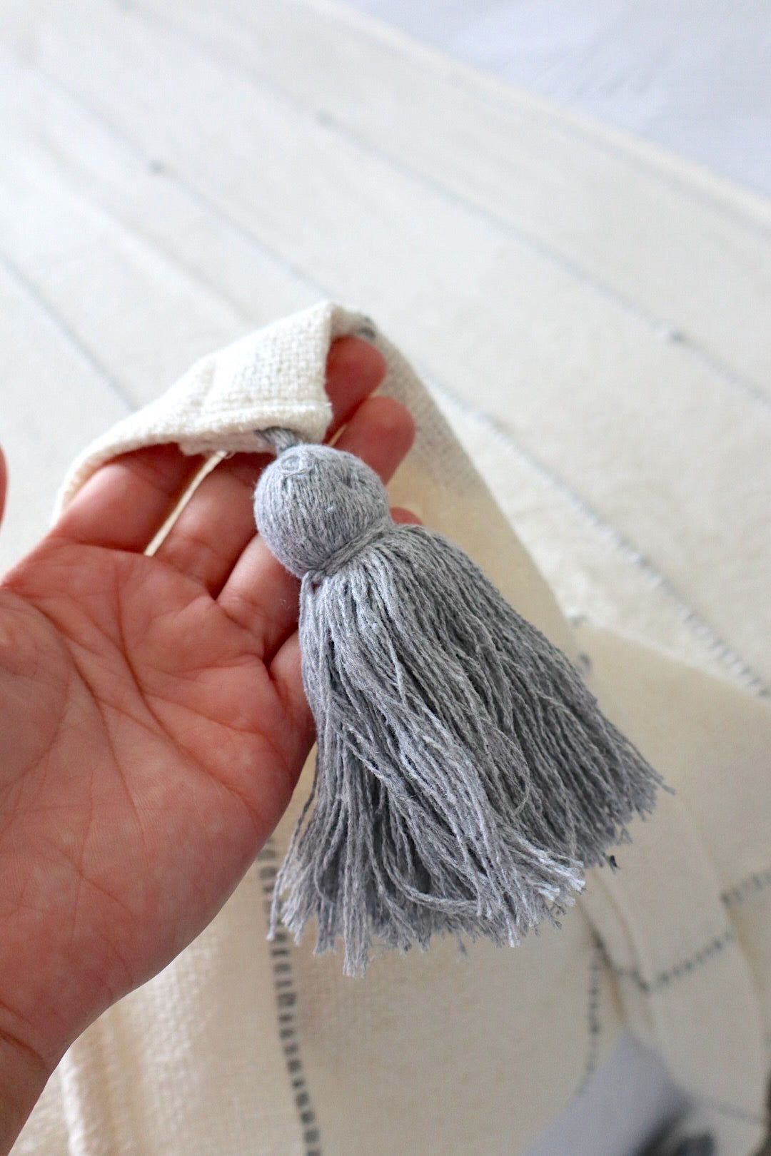 Peseira de Algodão com Pompom Cinza Boho 0,50x2,30m