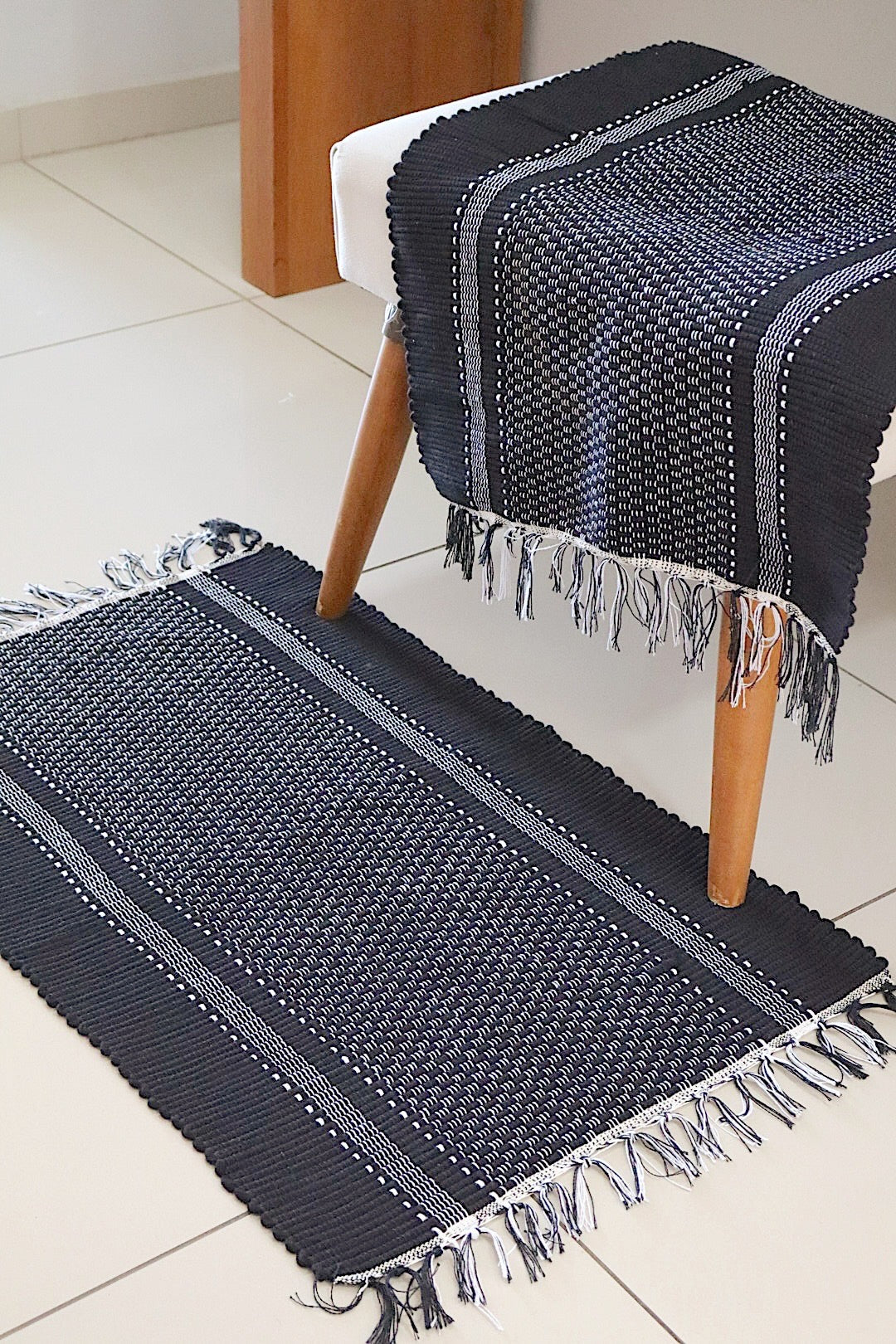 Par de Tapete de Malha Listra Preto