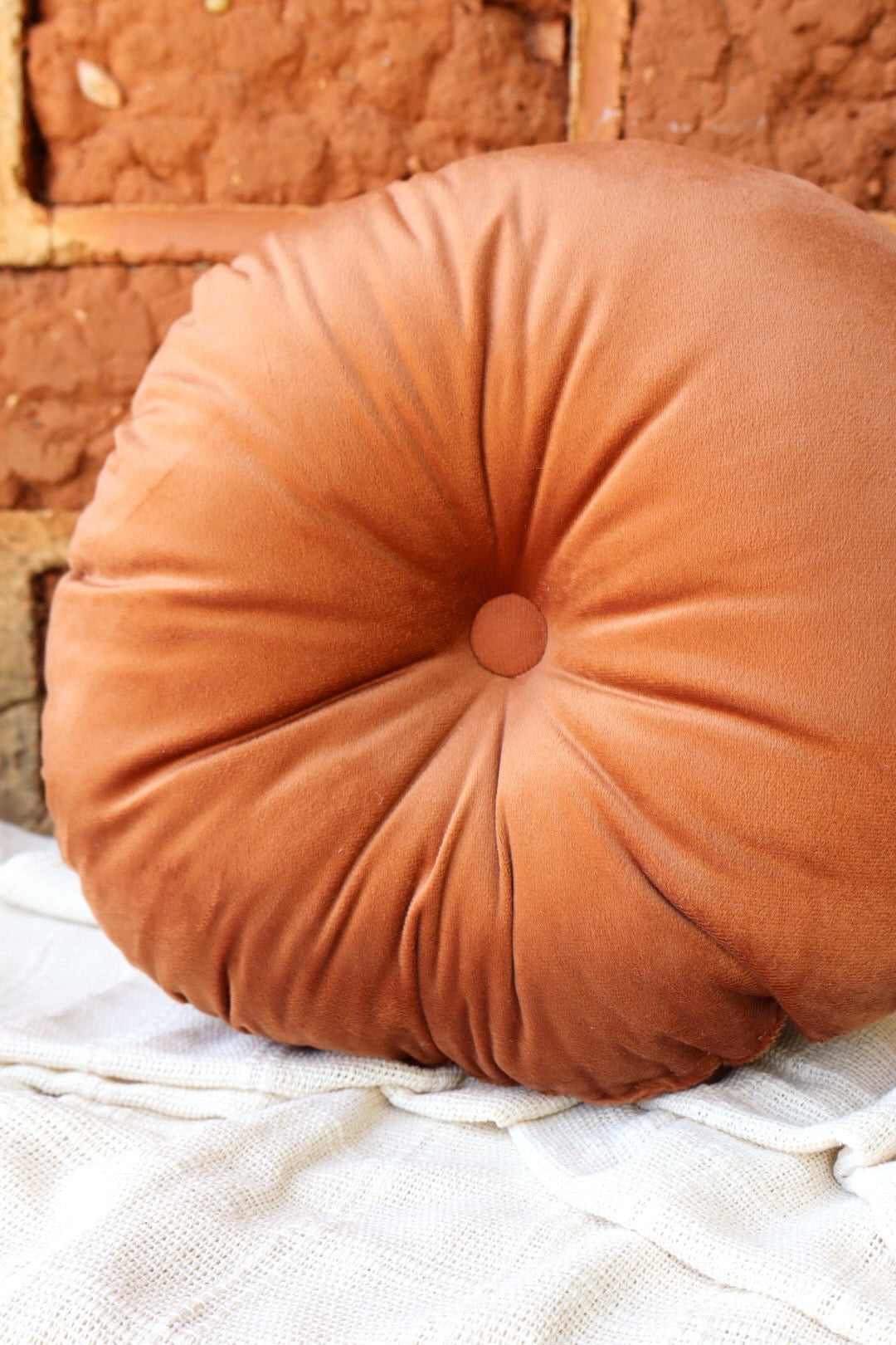 Almofada Redonda Decorativa Com Botão Suede Terracota
