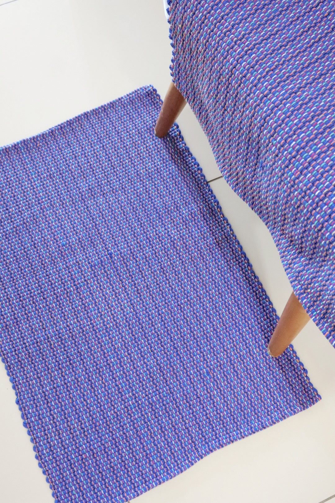 Par de Tapete de Malha Sem Franja Liso Azul Caneta