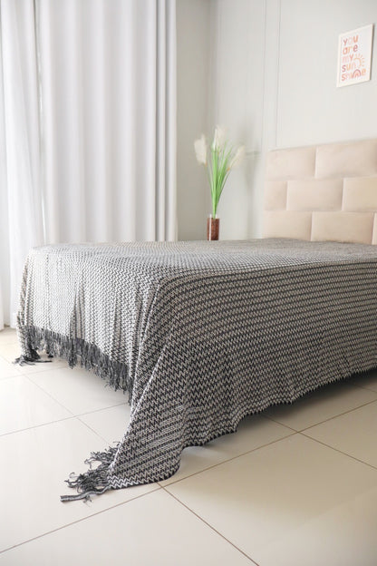 Colcha para Cama Queen em Renda Preta e Cru 2,30x2,90m