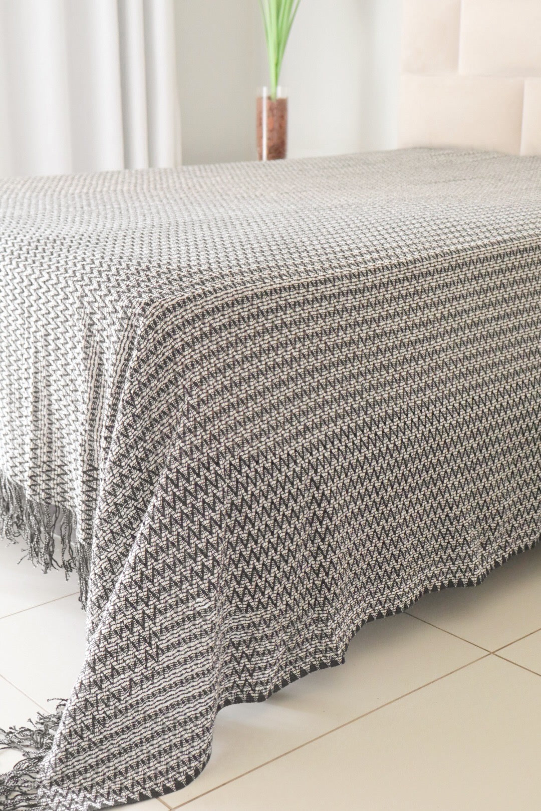 Colcha para Cama Queen em Renda Preta e Cru 2,30x2,90m