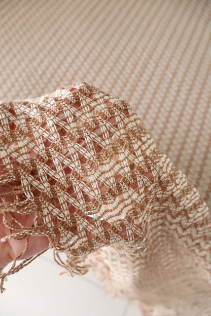 Colcha para Cama Queen em Renda Bege e Cru 2,30x2,90m