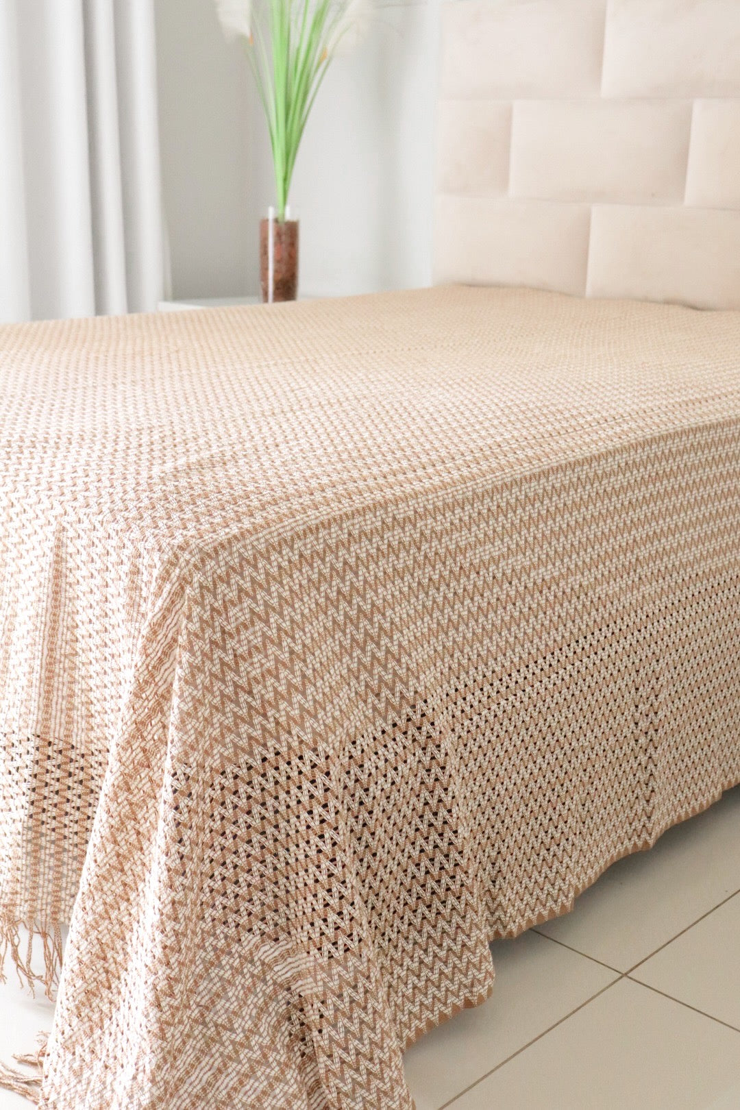 Colcha para Cama Queen em Renda Bege e Cru 2,30x2,90m
