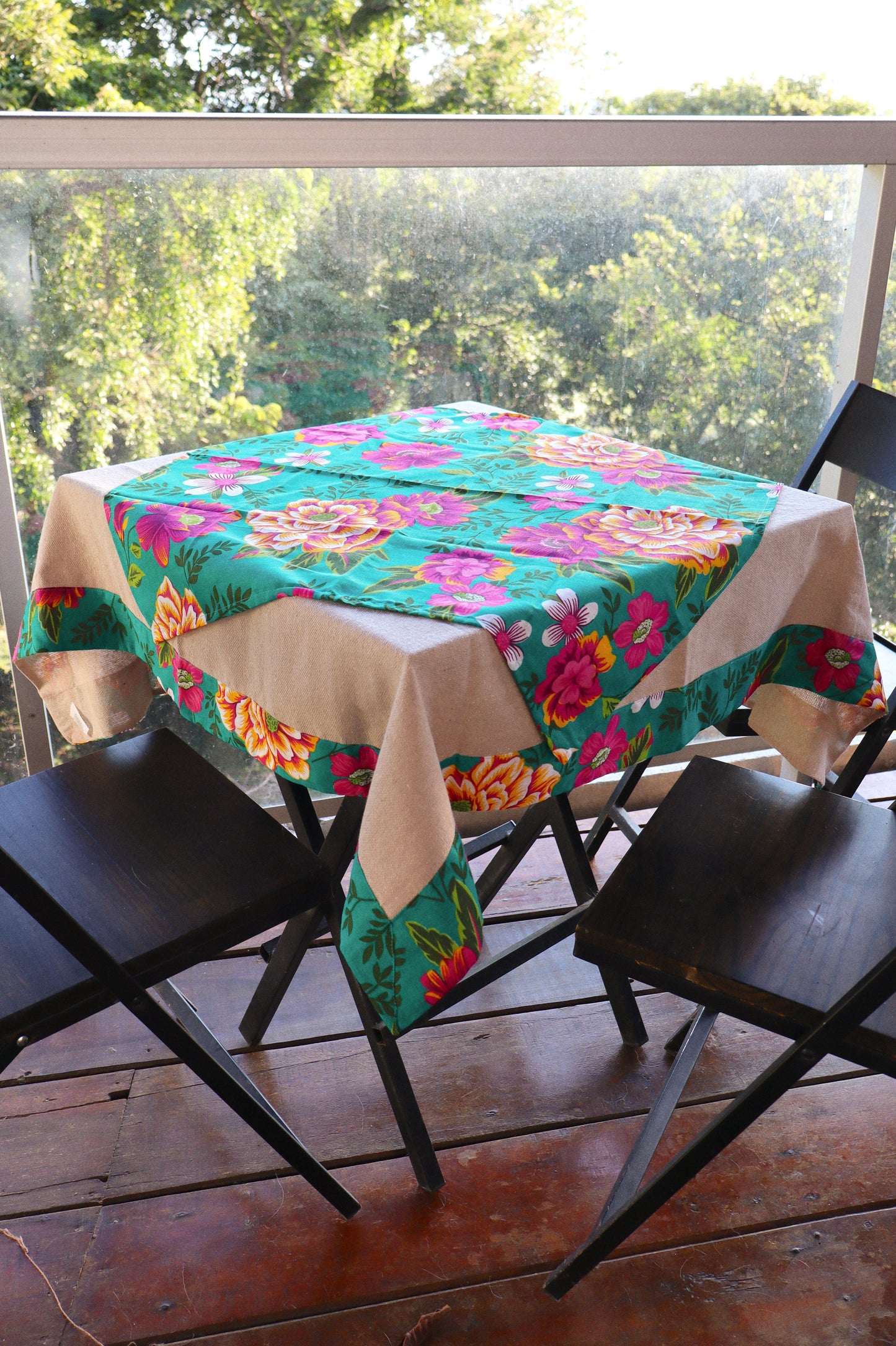 Toalha de Mesa com Barra de Chita Tifanny e Café com Leite com Composê 1,5mx1,5m