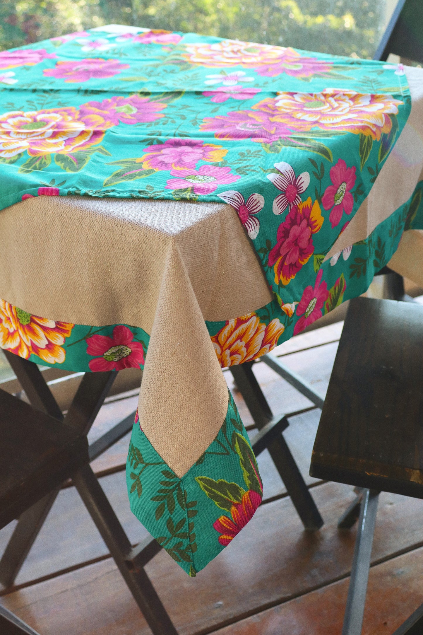 Toalha de Mesa com Barra de Chita Tifanny e Café com Leite com Composê 1,5mx1,5m