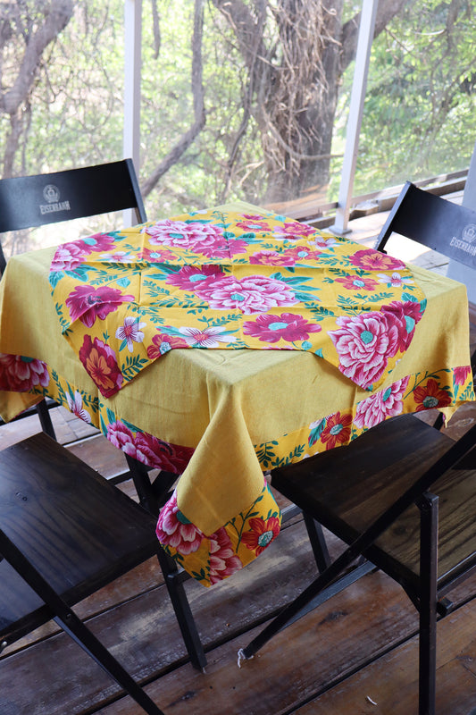 Toalha de Mesa com Barra de Chita Amarela com Composê 1,5mx1,5m