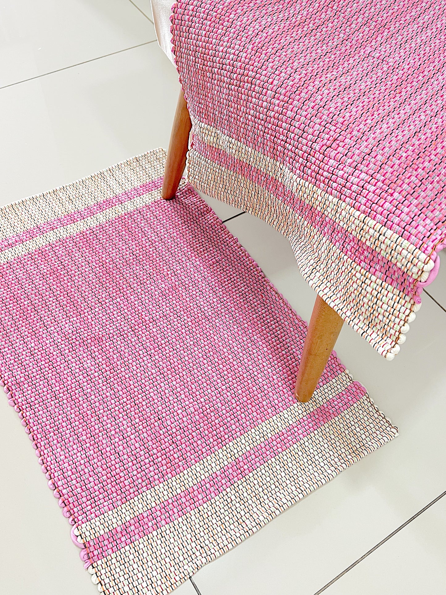 Par de Tapete de Malha Sem Franja Moldura Rosa