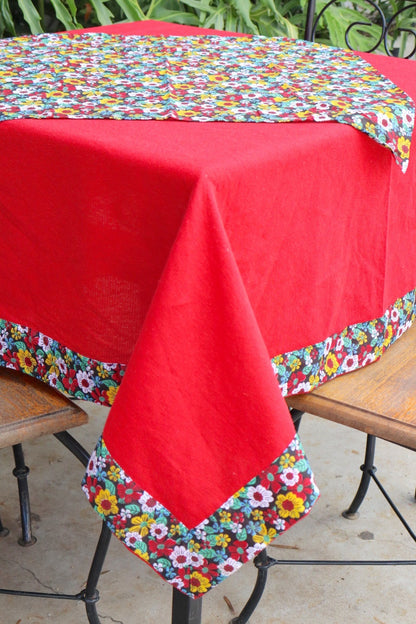 Toalha de Mesa com Barra de Chita Vermelha Florzinhas com Composê 1,10x1,10m