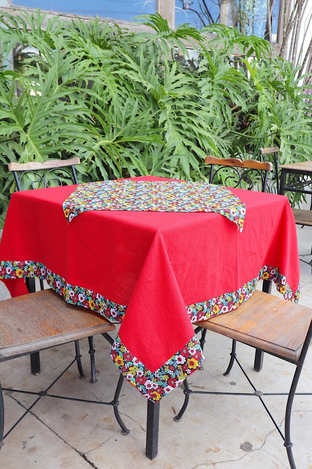 Toalha de Mesa com Barra de Chita Vermelha Florzinhas com Composê 1,10x1,10m