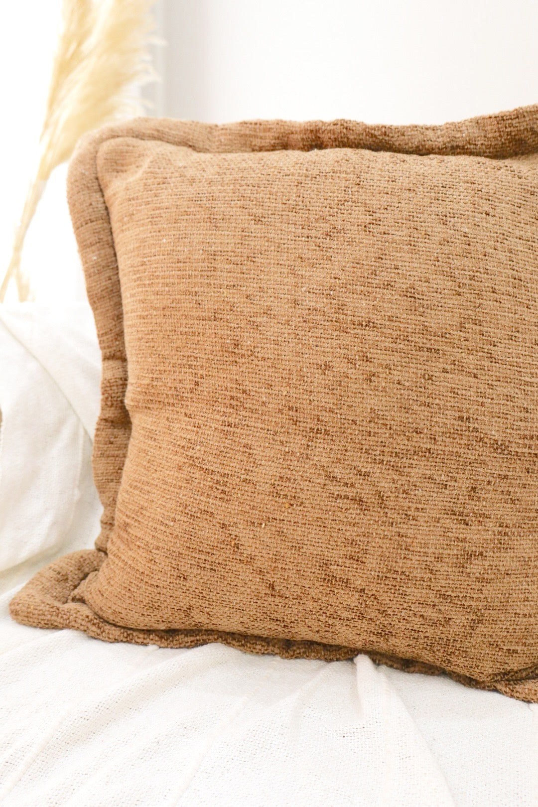 Capa de Almofada em Chenille com Aba Lateral Café com Leite 45x45
