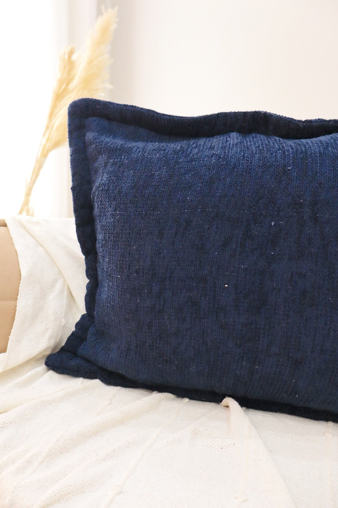 Capa de Almofada em Chenille com Aba Lateral Azul Escuro 45x45