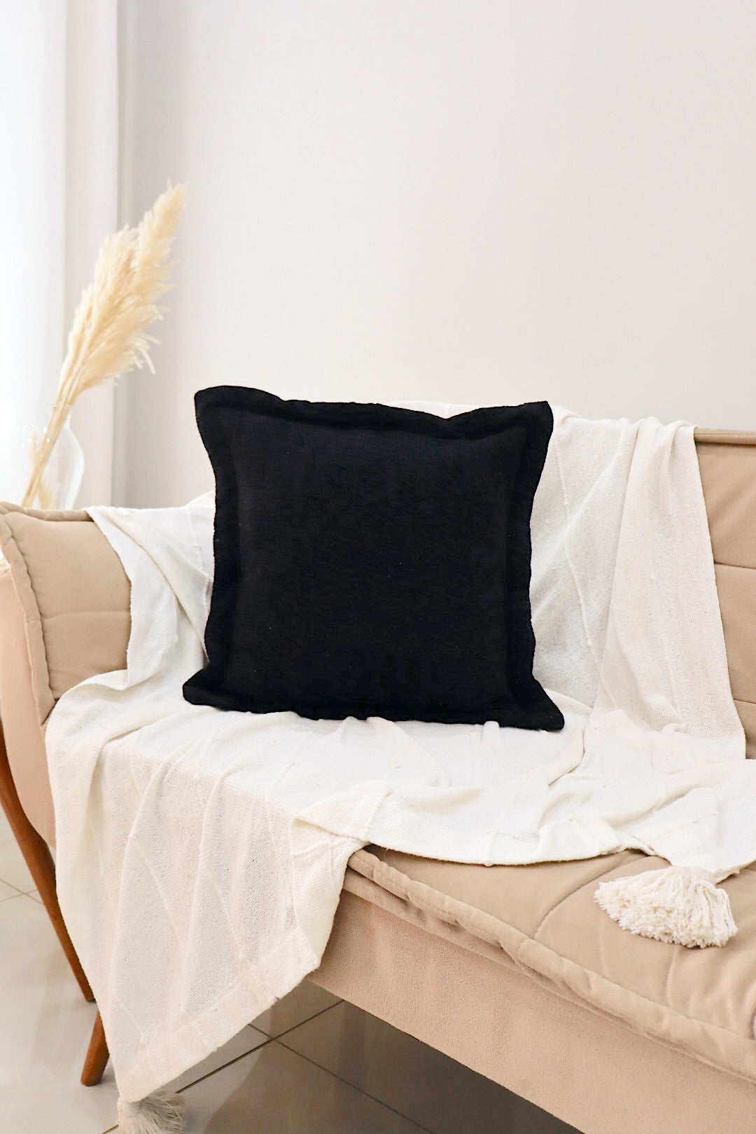 Capa de Almofada em Chenille com Aba Lateral Preto 45x45