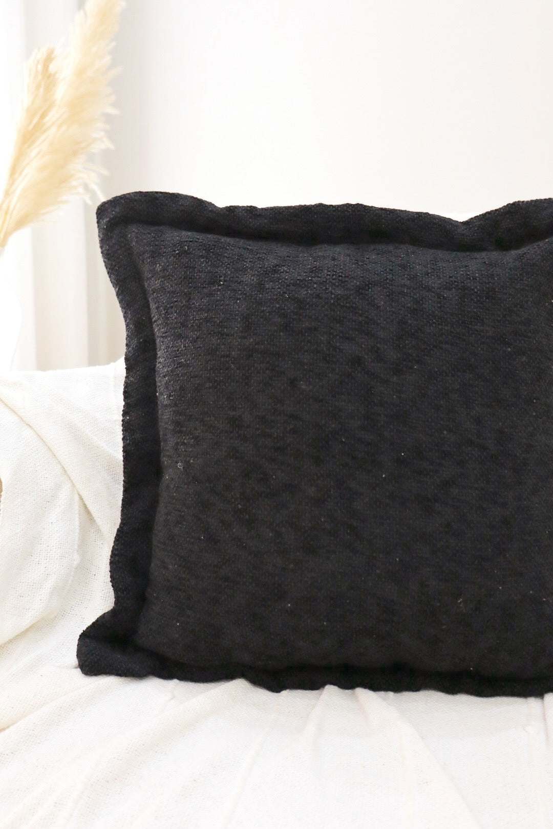 Capa de Almofada em Chenille com Aba Lateral Preto 45x45