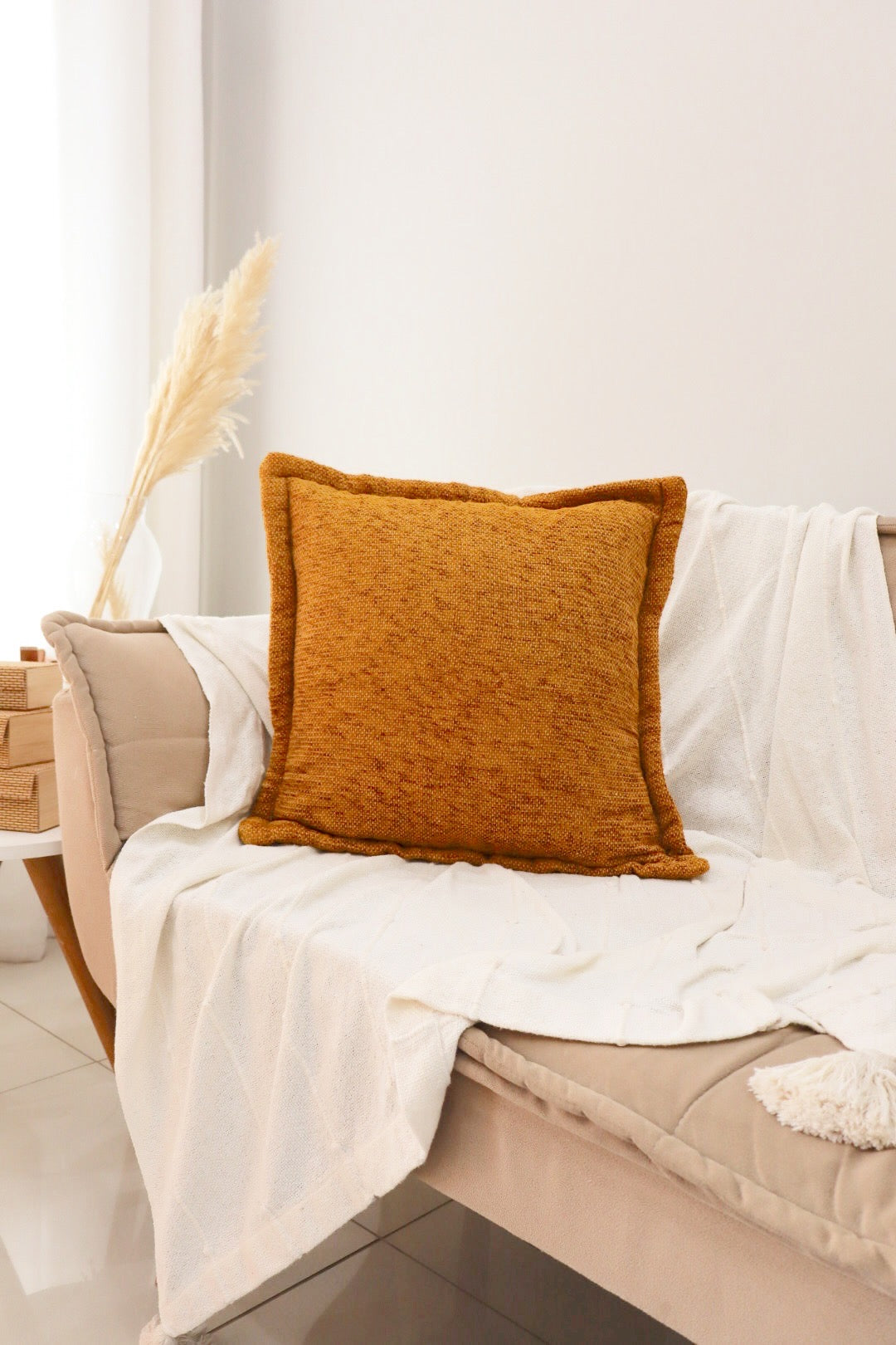 Capa de Almofada em Chenille com Aba Lateral Mostarda 45x45