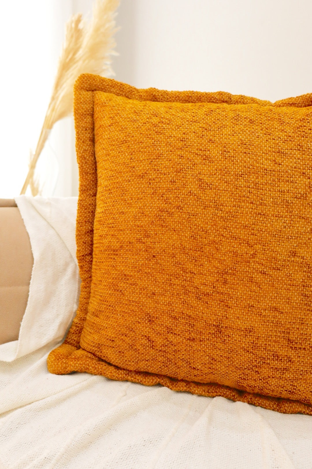 Capa de Almofada em Chenille com Aba Lateral Mostarda 45x45