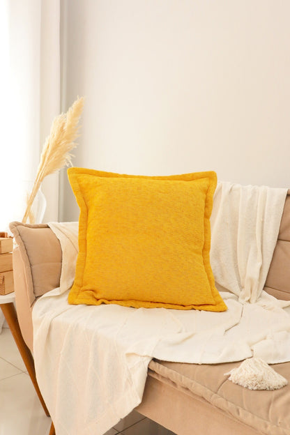 Capa de Almofada em Chenille com Aba Lateral Amarela 45x45