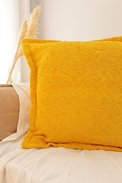 Capa de Almofada em Chenille com Aba Lateral Amarela 45x45
