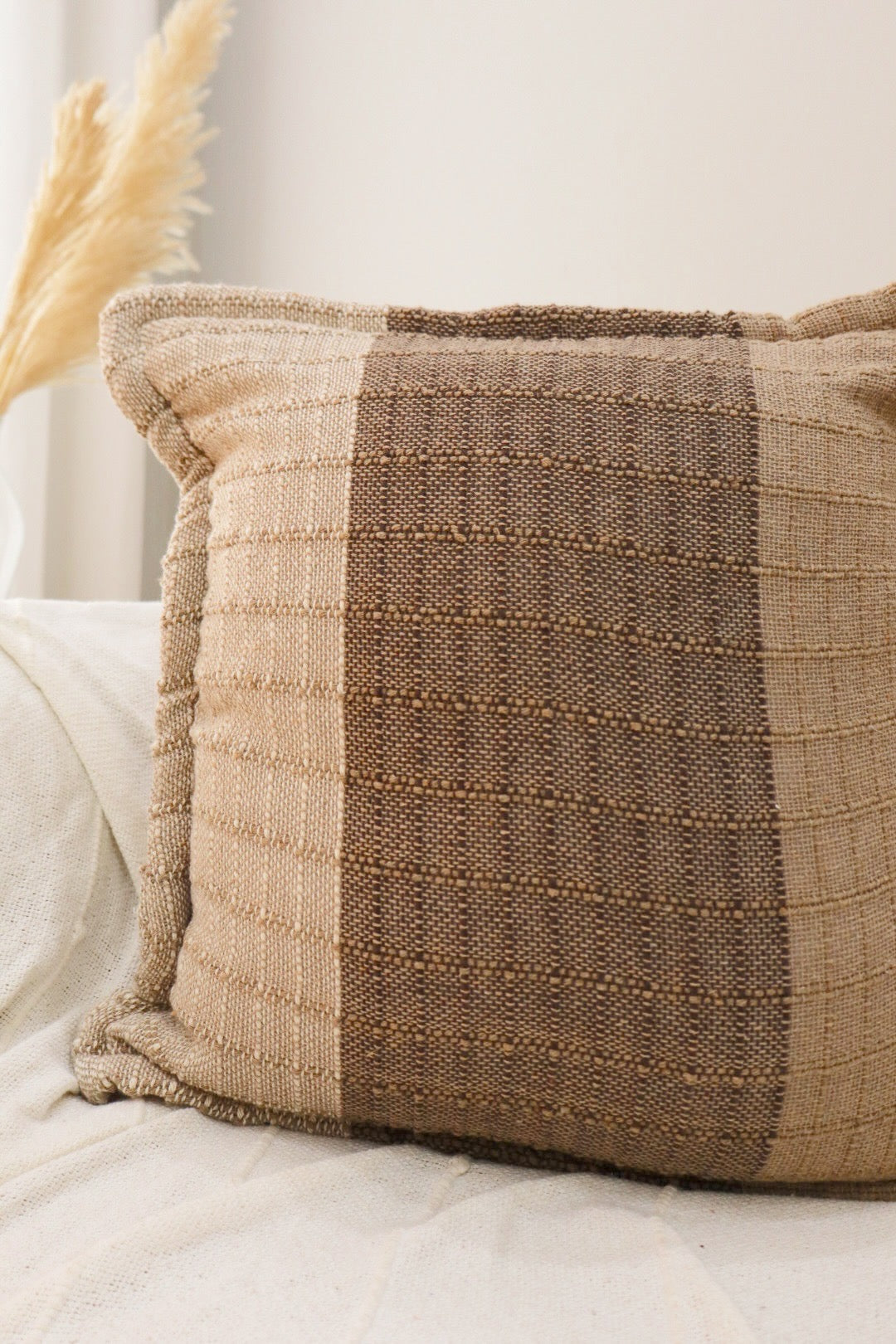 Capa de Almofada Decorativa em Algodão Listrada Marrom 45x45