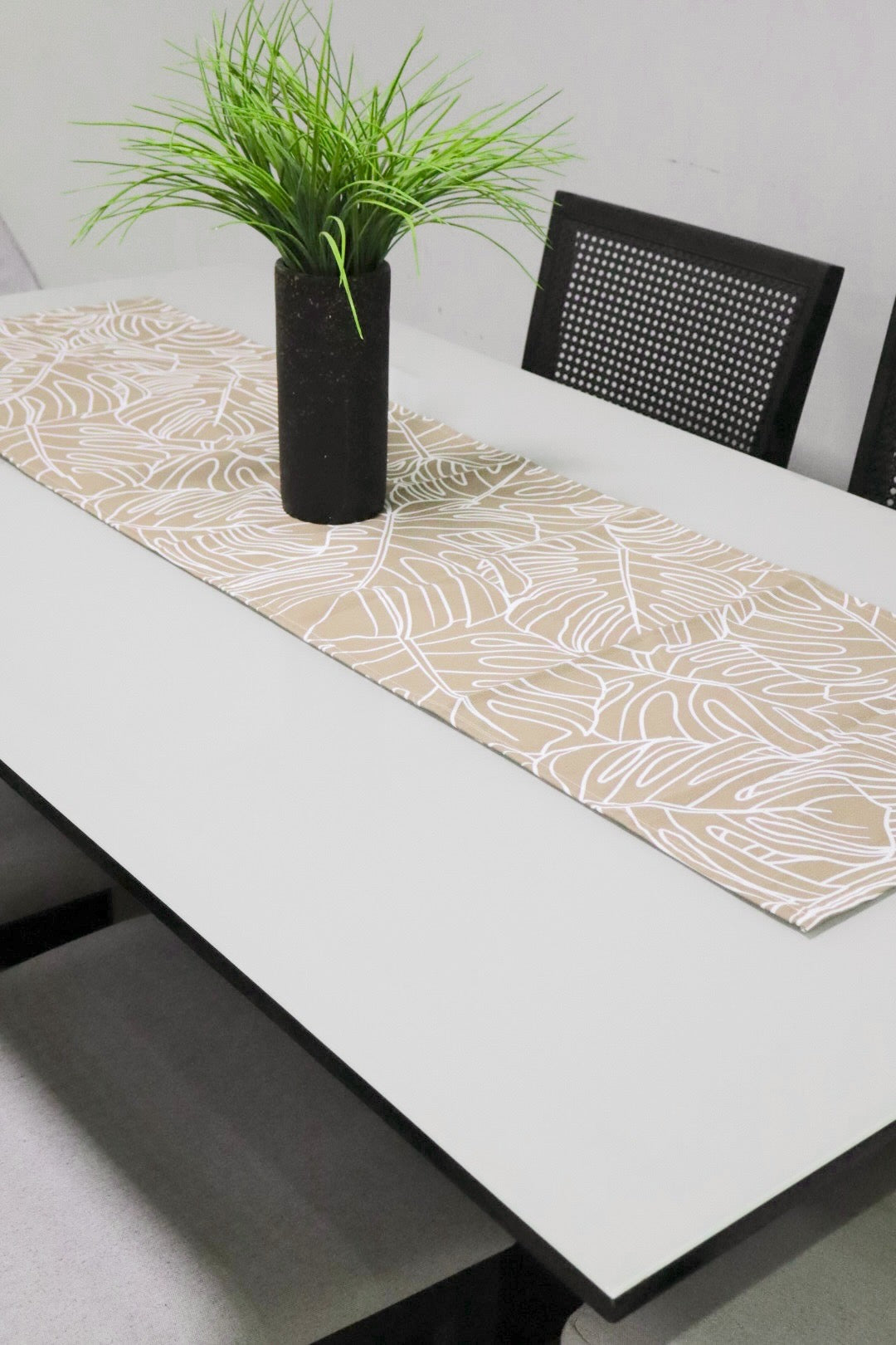 Caminho de Mesa Impermeável Belize Folhas Bege Claro