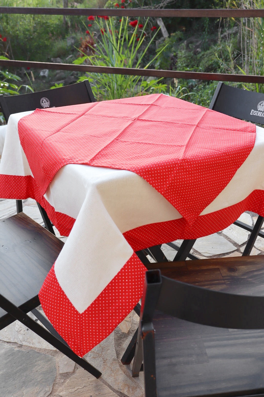 Toalha de Mesa com Barra de Tricoline Poá Vermelho com Composê 1,5mx1,5m