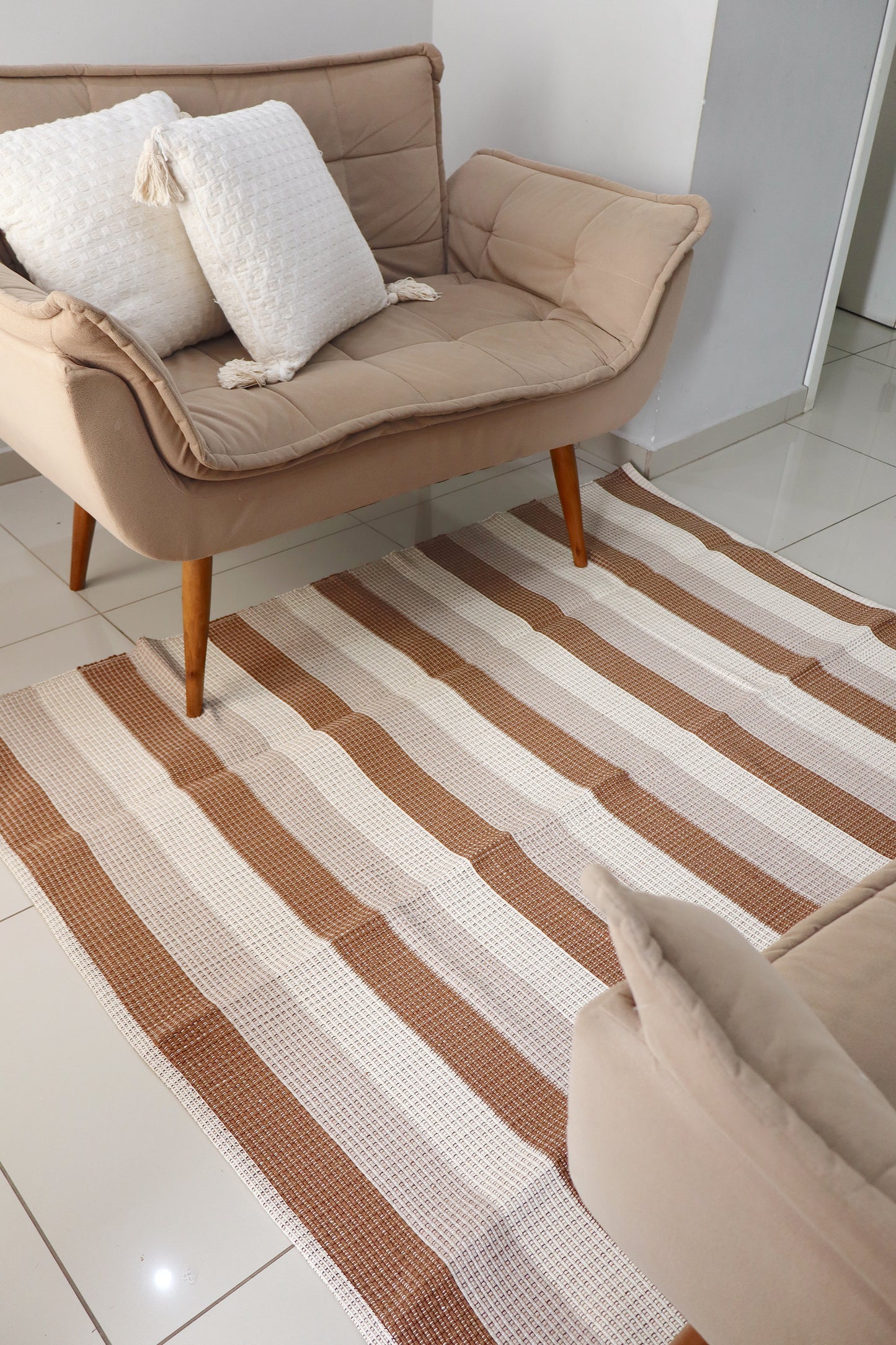 Tapete em Linha Listrado Café com Leite e nude 1,50x1,50m