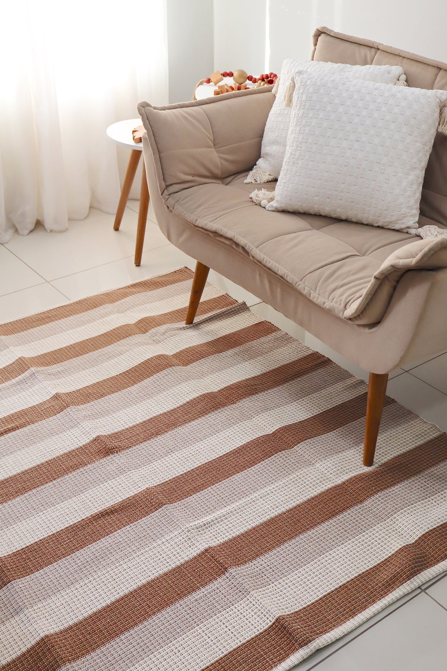 Tapete em Linha Listrado Café com Leite e nude 1,50x1,50m