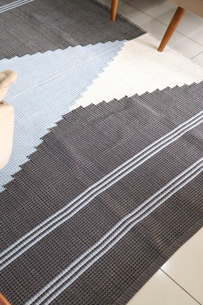Tapete Linha Trabalhado Bico Lateral Preto e Azul 1,50x2,00m
