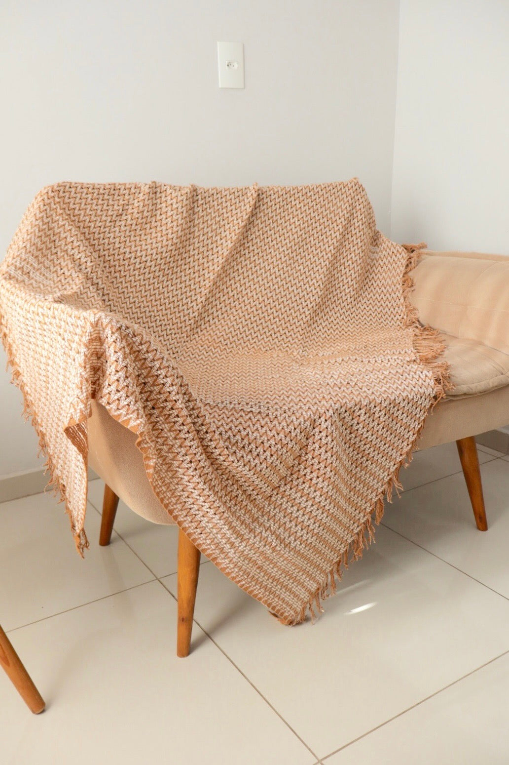 Manta para Sofá em Renda Caramelo 1,20x1,50m