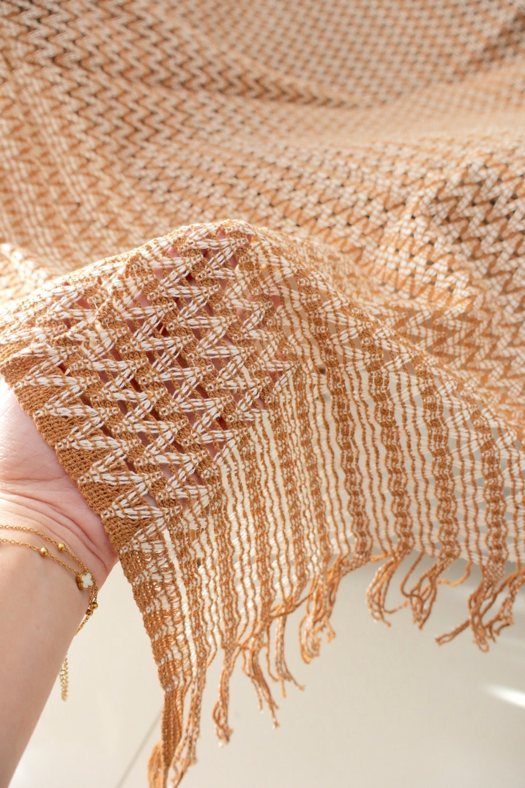 Manta para Sofá em Renda Caramelo 1,20x1,50m
