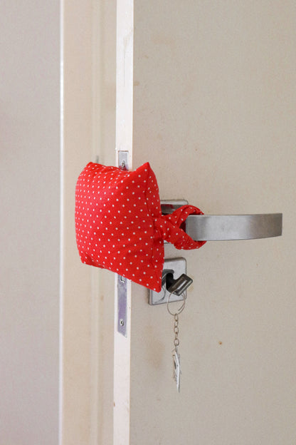 Protetor de Porta  “Não Bate a Porta” Poá Vermelho