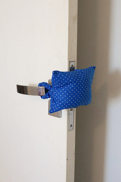 Protetor de Porta  “Não Bate a Porta” Poá Azul
