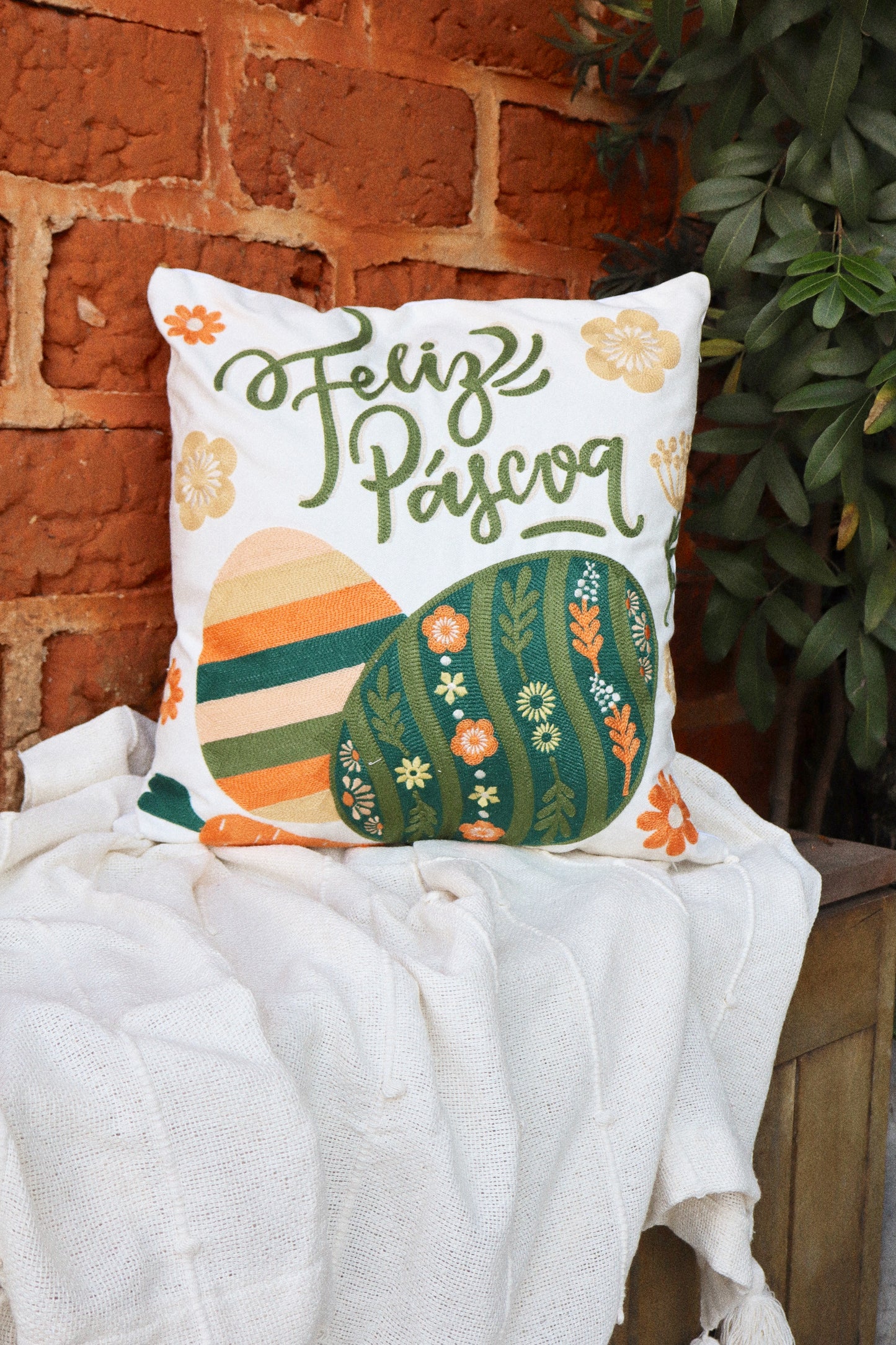 Capa de Almofada Bordada em Linho 45x45 Feliz Páscoa Ovos