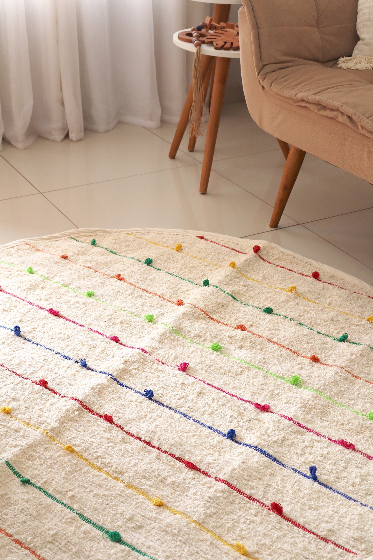 Tapete Algodão Puxadinho Redondo Pompom Colorido Arco Íris 1,5m