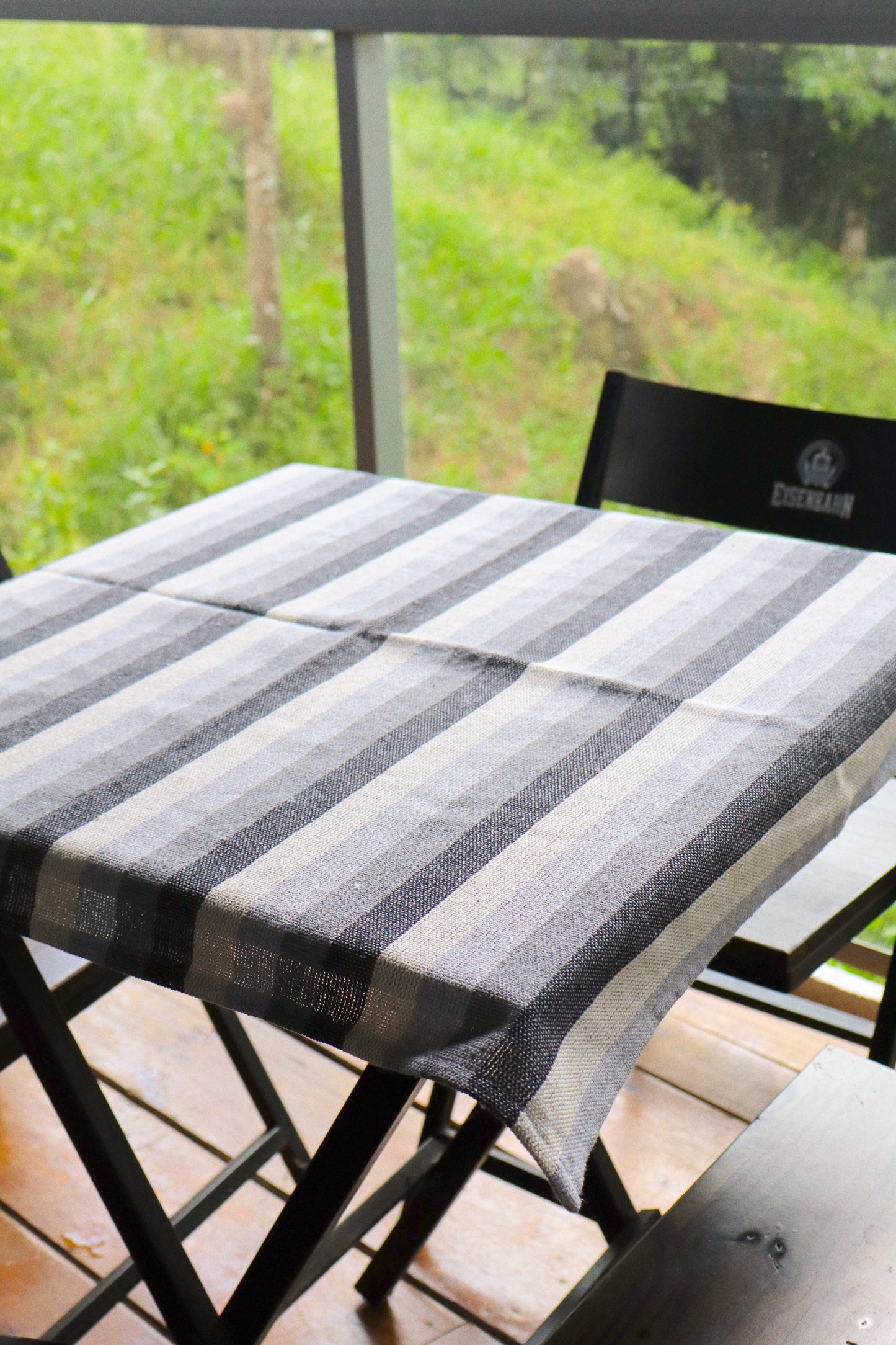 Toalha de Mesa Quadrada Cobre Lanche Listrada Preta e Cinza 0,70x0,70m