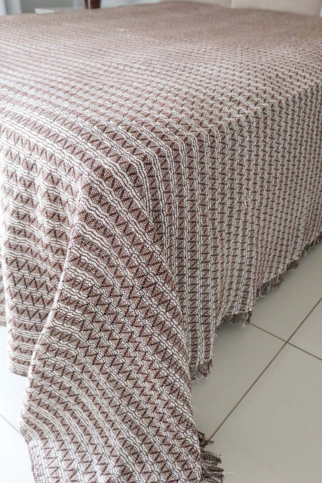 Colcha para Cama Queen em Renda Marrom e Cru 2,30x2,90m