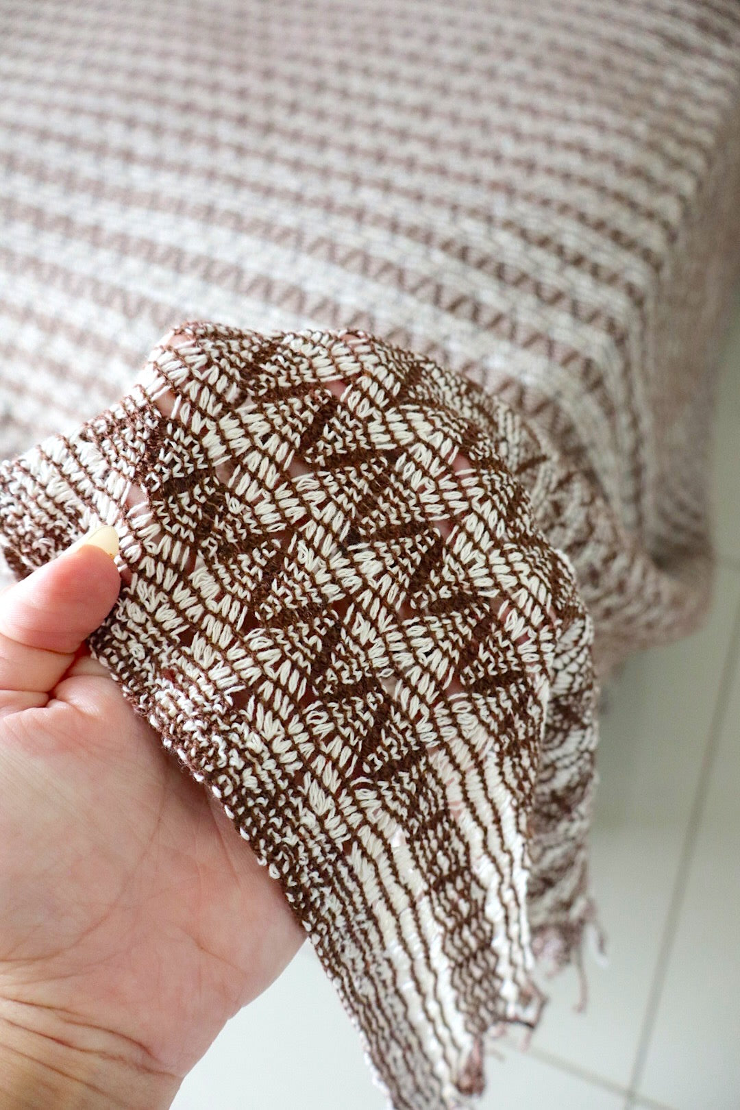 Colcha para Cama Queen em Renda Marrom e Cru 2,30x2,90m