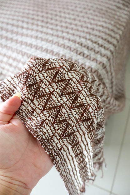 Colcha para Cama Queen em Renda Marrom e Cru 2,30x2,90m