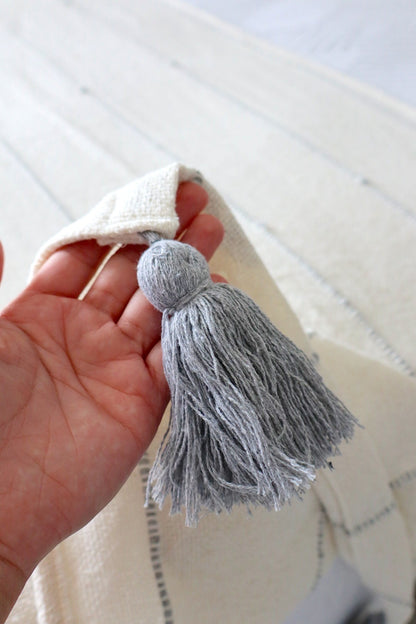 Peseira de Algodão com Pompom Cinza Boho 0,50x2,30m