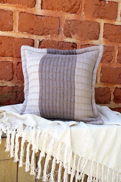 Capa de Almofada Decorativa em Algodão Listrada Marrom 45x45