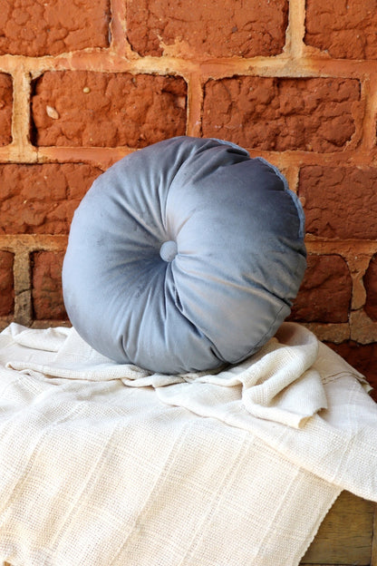 Almofada Redonda Decorativa Com Botão Suede Cinza