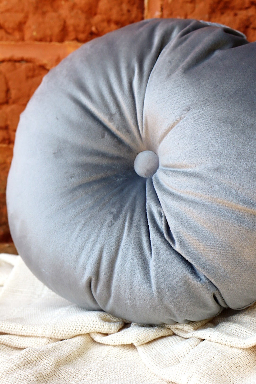 Almofada Redonda Decorativa Com Botão Suede Cinza