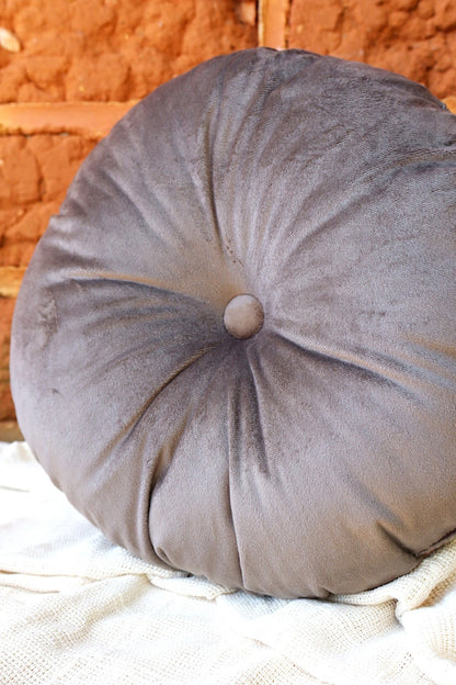 Almofada Redonda Decorativa Com Botão Suede Marrom