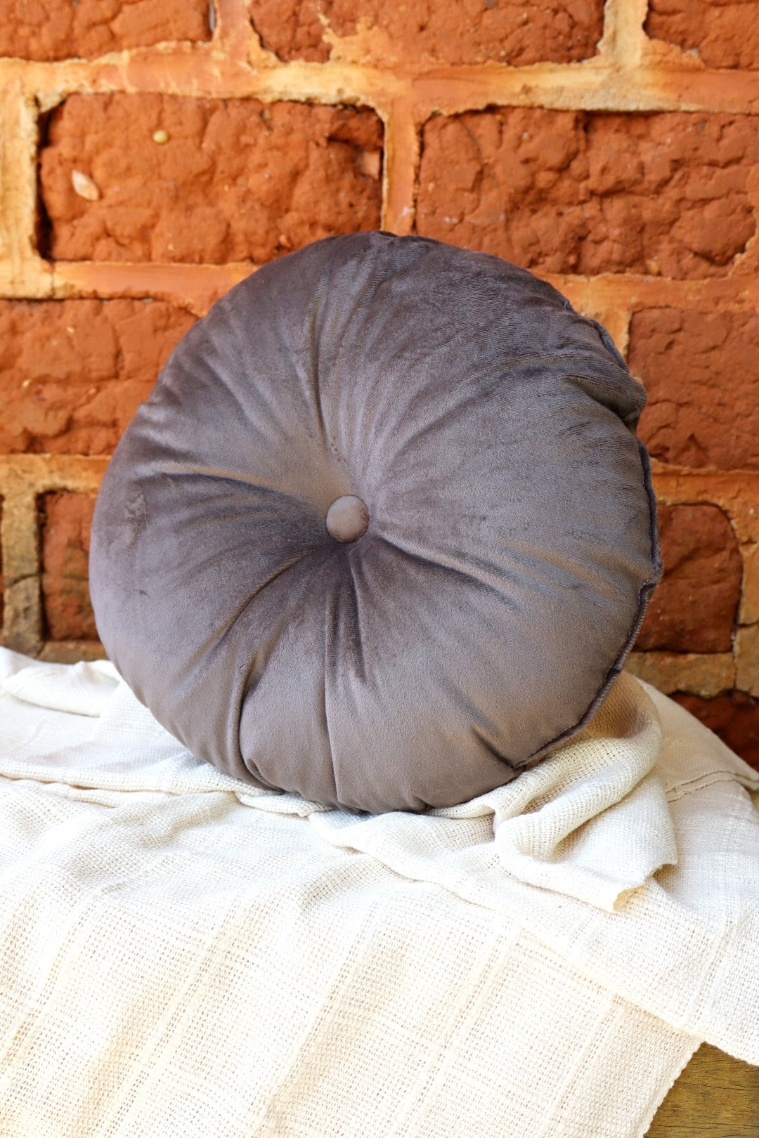 Almofada Redonda Decorativa Com Botão Suede Marrom