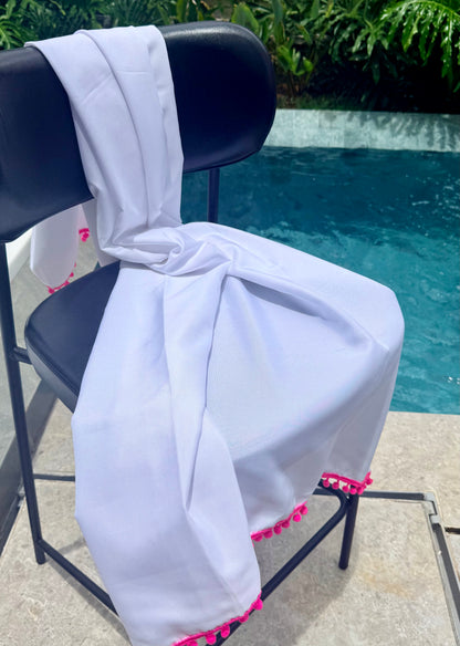 Canga Saída de Praia Branca com Pompom Rosa